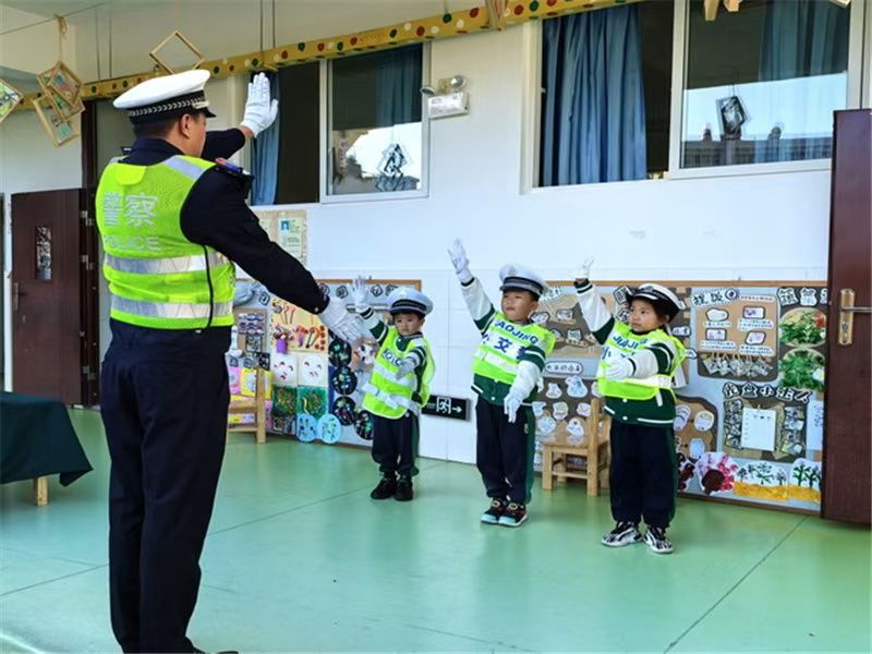 云南凤庆县公安局：萌娃变身“小交警”，交通安全入童心