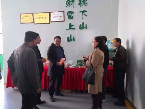 市科技局调研员冶荣庆深入顺宁坚果开发有限公司调研核桃休闲食品研发情况