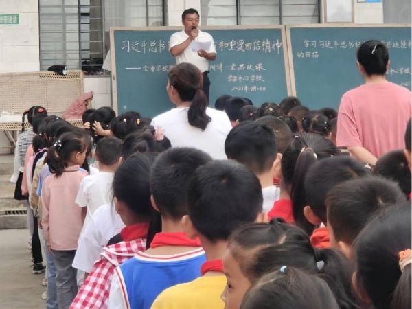 营盘中心校少先队总辅导员文会宇利用国旗下讲话带领全体同学学习了回信全文