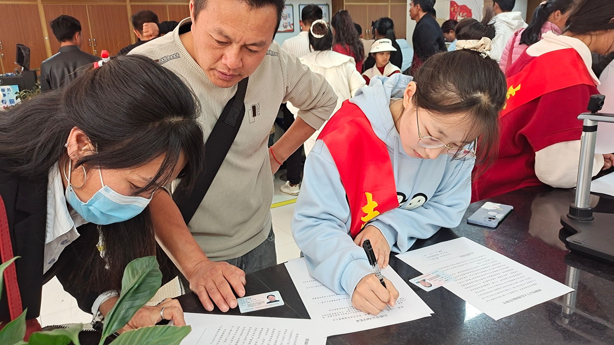 政务服务大厅帮办代办员为办事群众提供帮办服务
