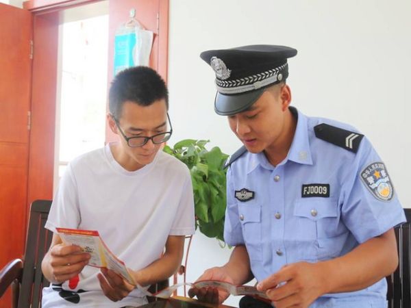 凤庆县公安局开展反电信诈骗宣传活动