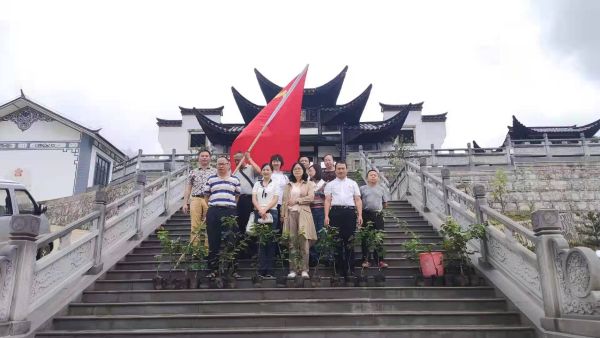 参加党员合影留念