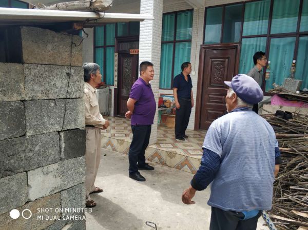 李海龙局长易地拆迁安置点走访