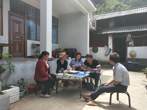 干部职工到挂钩户家了解其生产生活情况