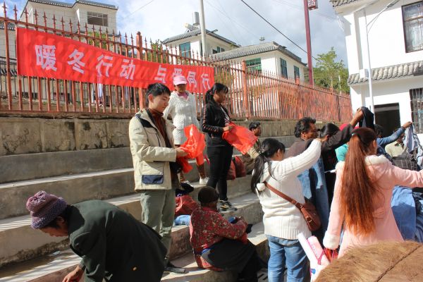 发放暖冬物资