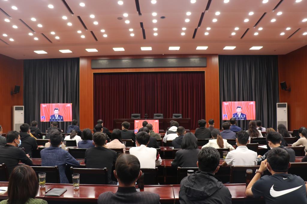 县政府办公室组织全体干部职工集中收听收看中国共产党第二十次全国代表大会开幕会