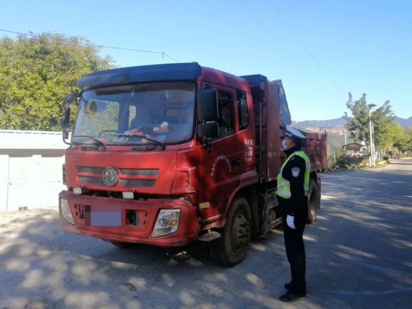 凤庆县公安局交警大队拉紧“四线”深入辖区重点企业开展隐患排查工作
