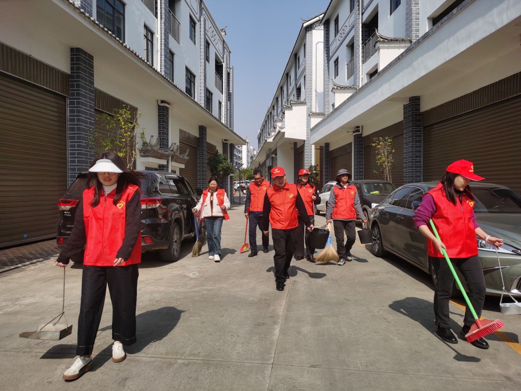 县委统战部（民宗局）组织全体党员干部到包保责任凤凰城小区开展人居环境提升行动