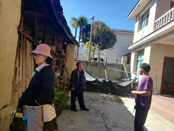 李副局长到挂钩村温泉村走访入户进行调研