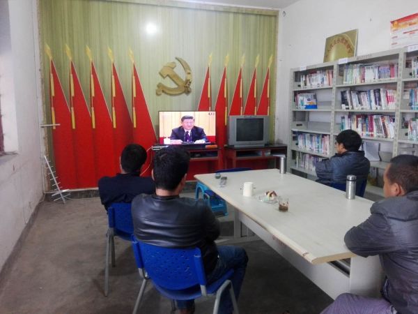 景杏村收看庆祝改革开放40周年大会实况.