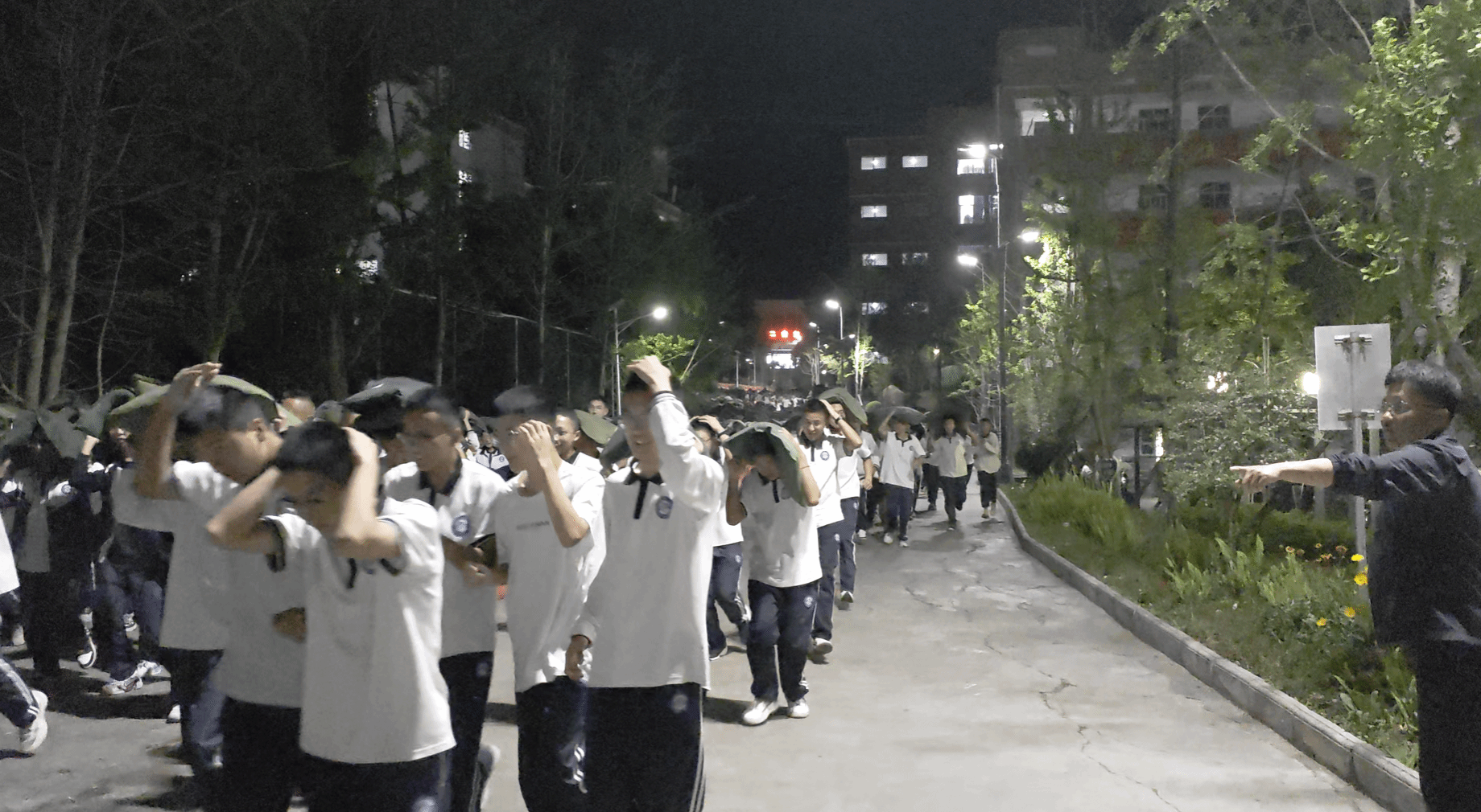凤庆县第一中学开展住校生地震应急演练