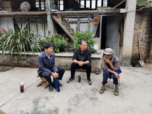 凤庆县医疗保障局干部职工“挂包帮”入户