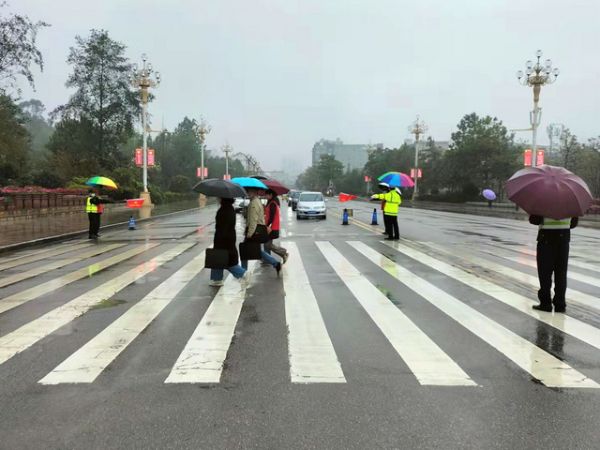 凤庆县公安局交警大队“四高四有”推进疫情防控和“春运”关键阶段各项工作