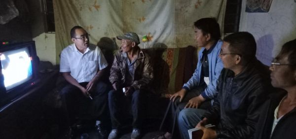 深入村寨遍访贫困户