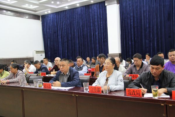 收看非洲猪瘟疫情防控工作电视电话会议 (3)