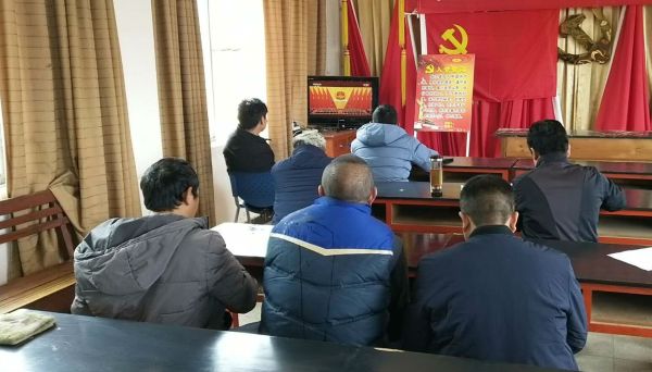 帮拐村收看庆祝改革开放40周年大会实况.