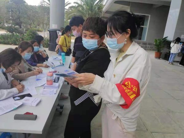 凤庆县医疗保障局党员干部职工到凤庆县第二人民医院疫苗接种点宣传医保政策