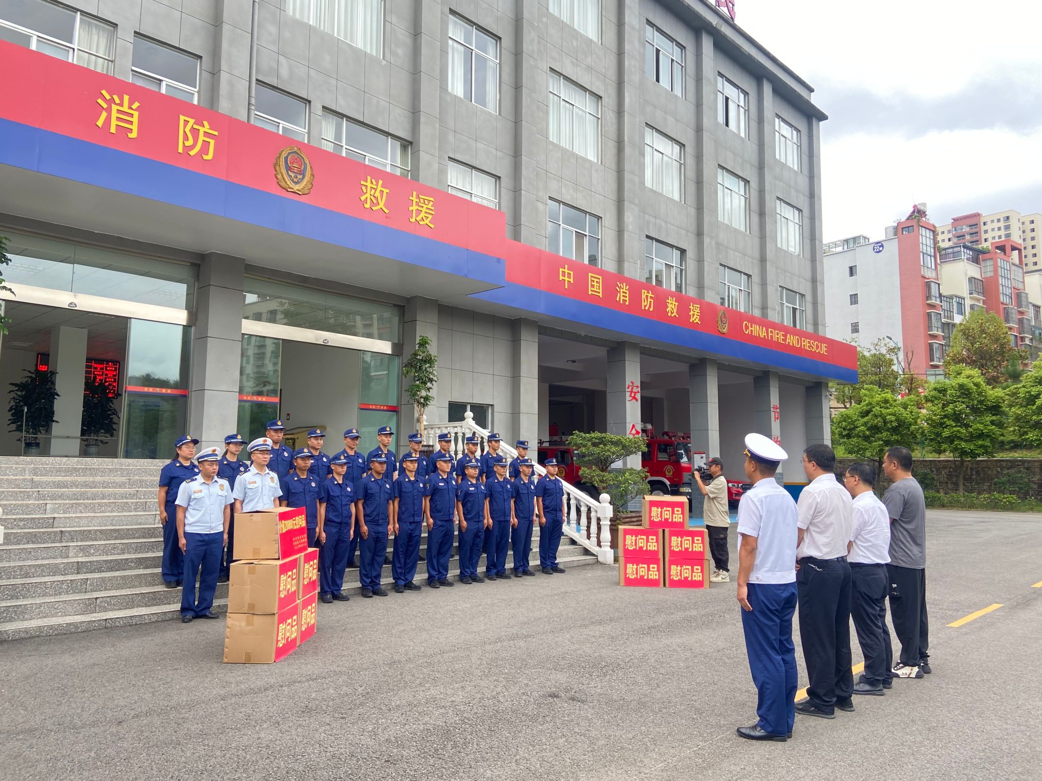 县长谭波慰问县消防救援大队官兵