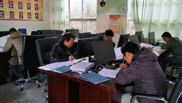 教师力量下沉参与脱贫攻坚 (1)