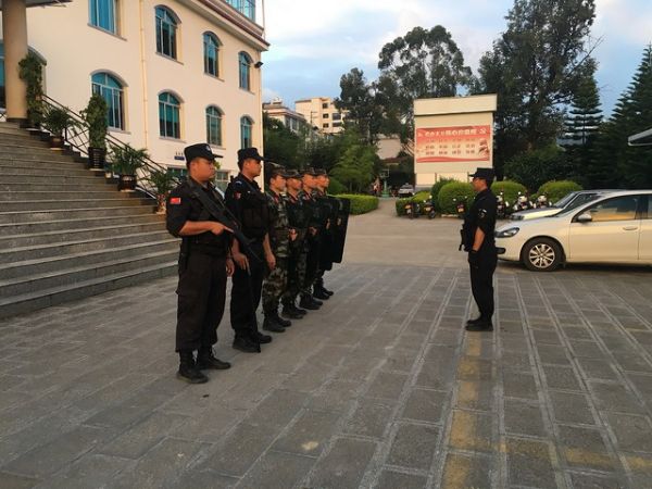 凤庆县启动公安巡特警武警联勤联动巡防全力确保“双节”期间社会治安稳定