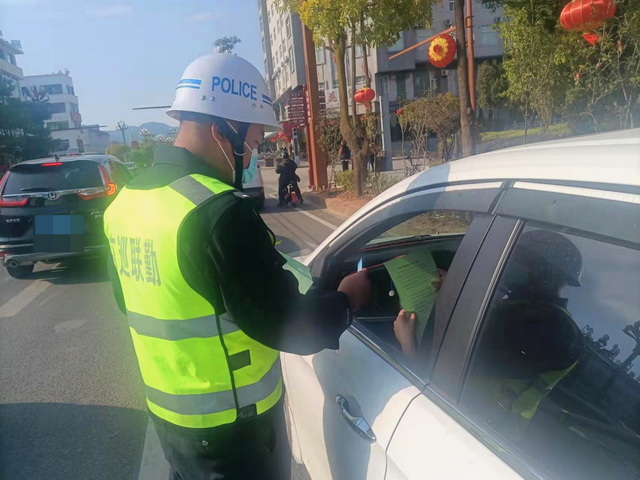 凤庆交警圆满完成清明节交通安保工作 全县交通形势平稳有序