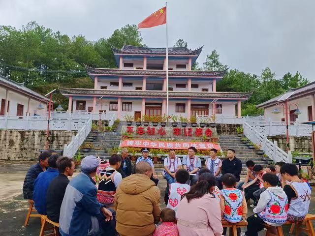 凤庆县公安局新华派出所:普法宣传进苗寨 送法上门暖民心