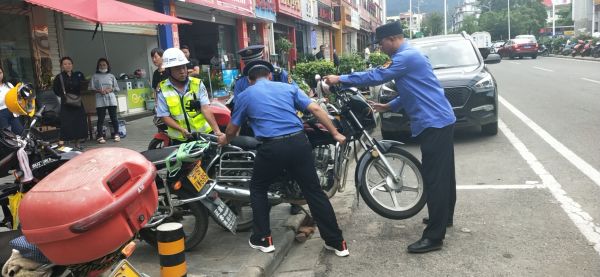 凤庆县综合执法局开展整治二轮摩托车辆和电动车辆停放秩序