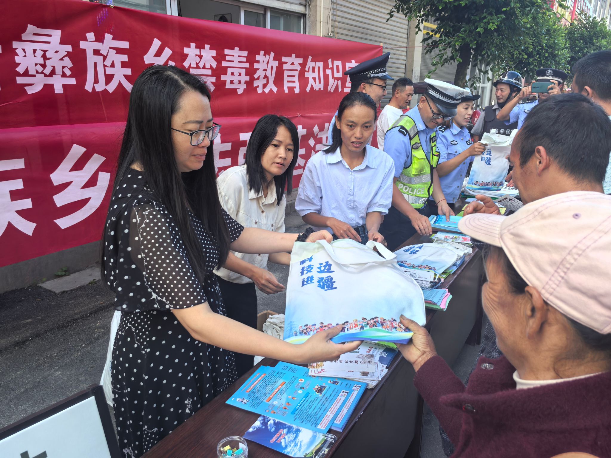 县科技局到腰街彝族乡开展科普宣传活动