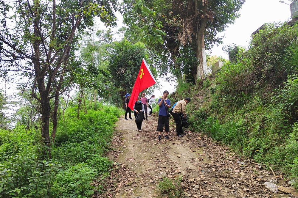 凤庆县养殖业发展服务中心党支部到周家寨河开展主题党日活动