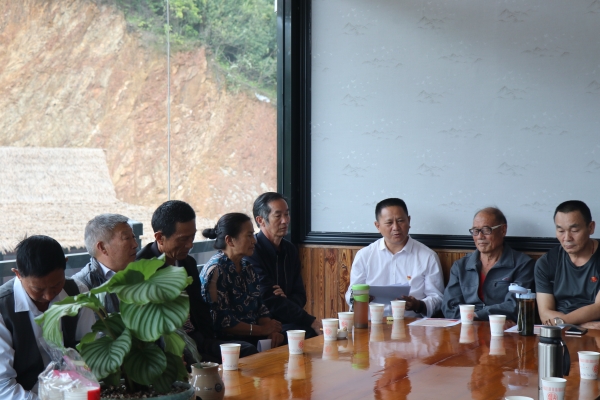 凤庆县政府机关离退休党支部组织离退休党员和干部开展“守初心、担使命”主题党日活动