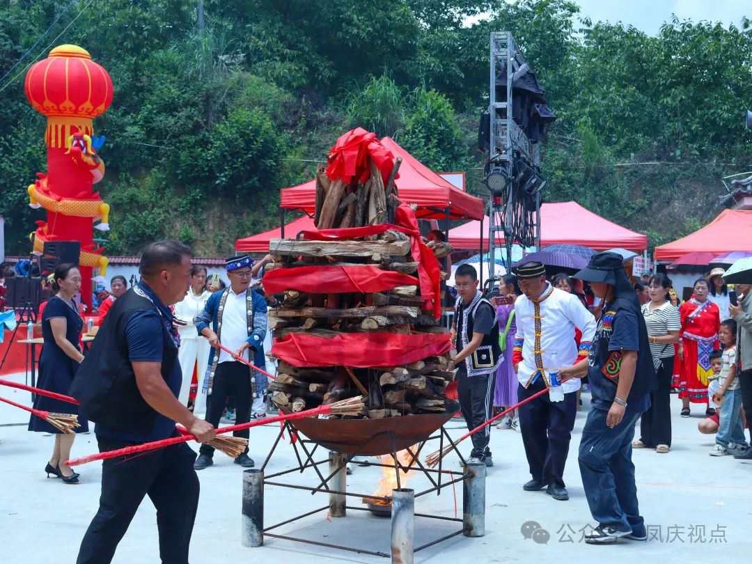 凤庆县：燃激情火把 庆彝家盛事